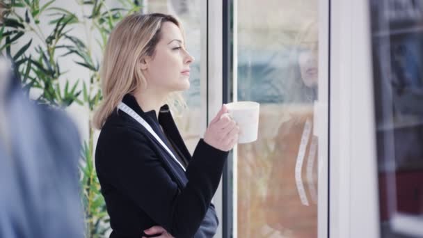 Diseñador Moda Tomando Descanso Bebiendo Bebida Caliente Mirando Por Ventana — Vídeo de stock