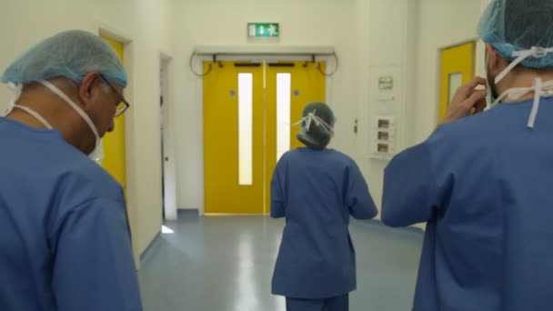 Vista Posteriore Dei Chirurghi Che Camminano Nel Corridoio Dopo Intervento — Video Stock