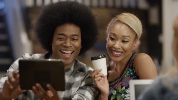 Szczęśliwi Młodzi Przyjaciele Kawiarni Miasta Pozować Selfie Tabletem — Wideo stockowe