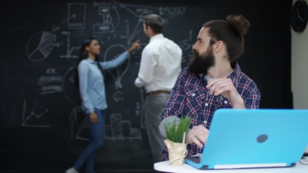 Groupe Jeunes Entrepreneurs Qui Travaillent Réfléchissent Dans Bureau Créatif — Video