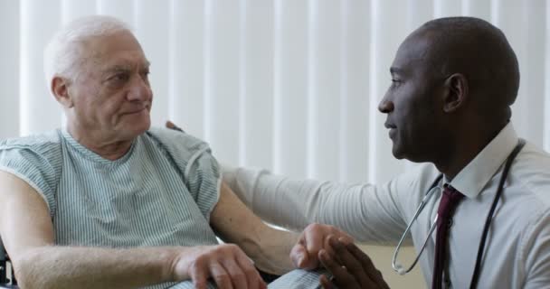 Fürsorgliches Medizinisches Personal Spricht Tröstende Worte Einen Älteren Mann Rollstuhl — Stockvideo