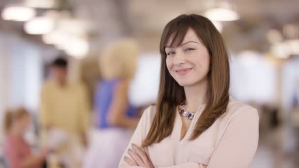 Retrato Una Mujer Negocios Sonriente Oficina Con Personal Trabajando Segundo — Vídeo de stock