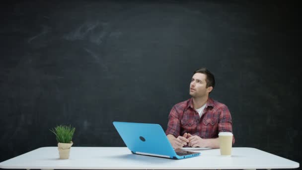 人在笔记本电脑上工作 并寻找灵感的黑板背景 — 图库视频影像