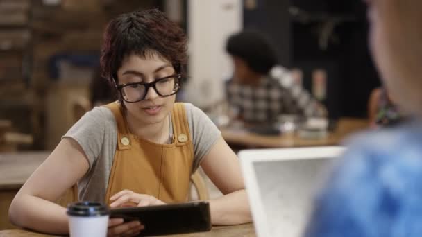 Jovens Amigos Felizes Cidade Café Conversando Usando Tecnologia — Vídeo de Stock