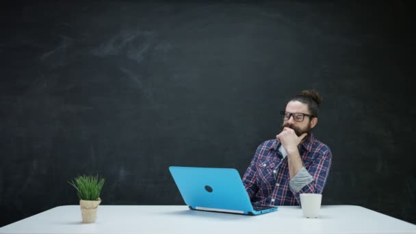 Homem Trabalhando Laptop Procurando Inspiração Contra Fundo Quadro — Vídeo de Stock