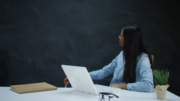 Vrouw Met Laptop Verplaatsen Van Haar Hand Alsof Schrijven Tekenen — Stockvideo