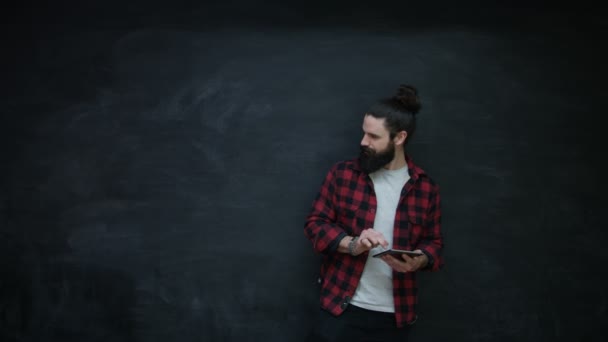 Smiling Hipster Uomo Utilizzando Tablet Guardando Lato Sopra Sulla Lavagna — Video Stock