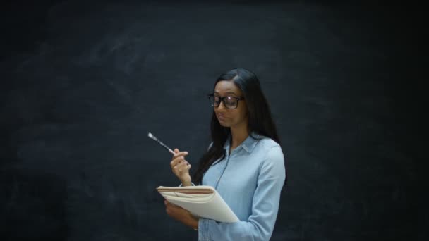 Smiling Vrouw Schrijven Notitieblok Schoolbord Achtergrond — Stockvideo