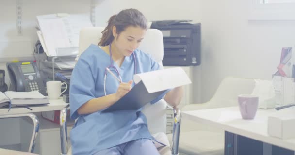 Medische Werknemer Alleen Office Schrijven Van Notities Medische Patiëntendossier — Stockvideo