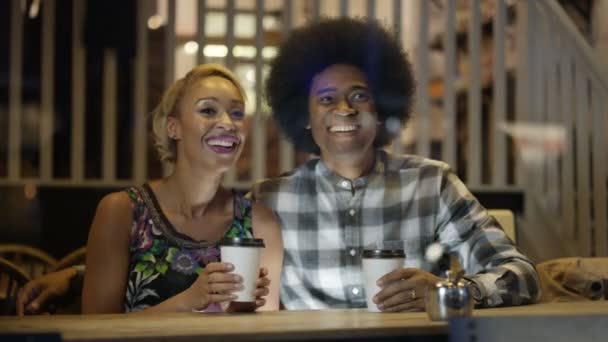 Sohbet Şehir Kafede Içki Içiyorduk Mutlu Genç Çift — Stok video