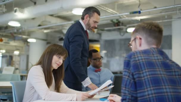 Casual Business Groep Werken Bespreken Van Ideeën Moderne Creatieve Kantoor — Stockvideo