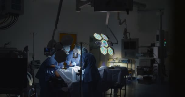 Команда Хирургов Операционной Проводит Операцию Пациенте — стоковое видео