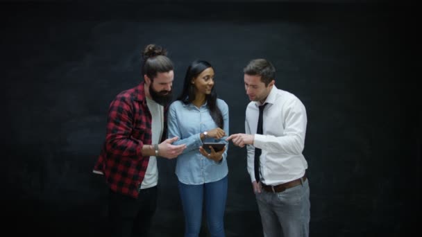 Joven Emprendedor Grupo Inicio Con Tableta Fondo Pizarra — Vídeos de Stock