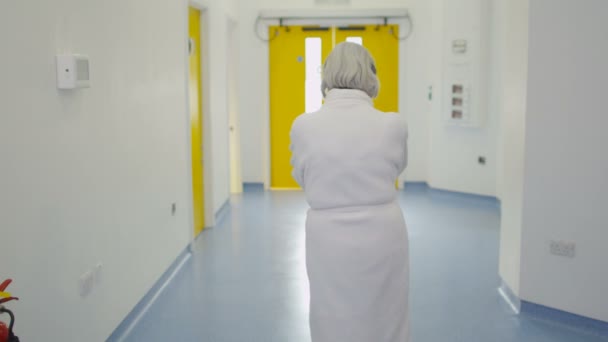 Personnel Femme Âgée Marchant Dans Zone Occupée Bâtiment Dans Hôpital — Video