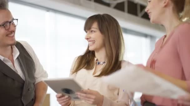 Equipe Negócios Criativa Feliz Discutindo Ideias Reunião Escritório — Vídeo de Stock