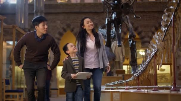 Ung Asiatisk Familj Museet Poserar Att Selfie Med Dator Surfplatta — Stockvideo