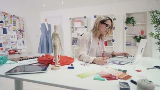 Portrait Smiling Fashion Designer Working Her Desk Creative Studio — Stock Video
