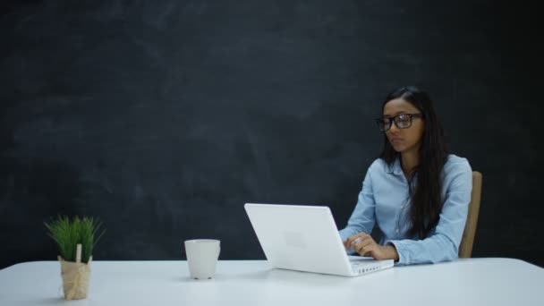 Doordachte Vrouw Die Laptop Tegen Leeg Schoolbord Achtergrond Werkt — Stockvideo