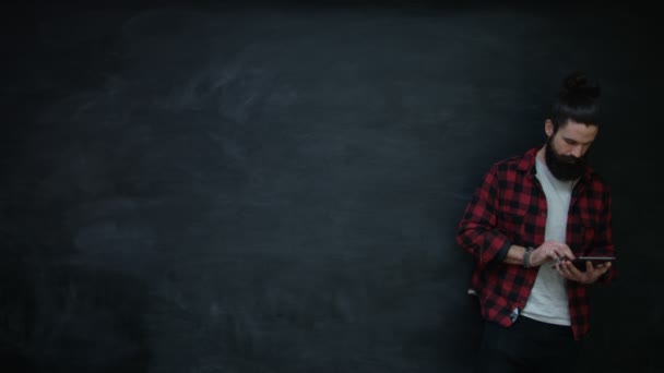 Hombre Hipster Sonriente Usando Tableta Mirando Hacia Lado Pizarra — Vídeos de Stock