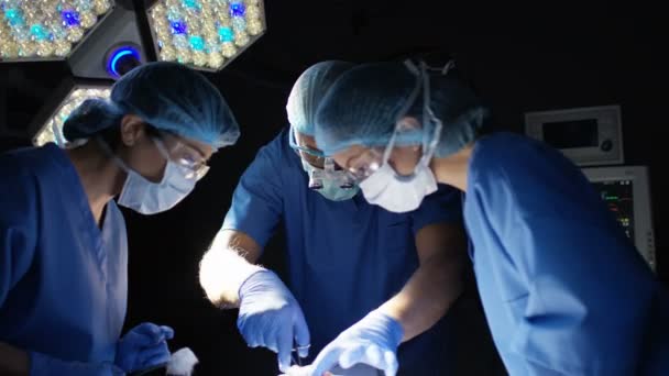 外科手術患者に対する演算を実行チーム — ストック動画