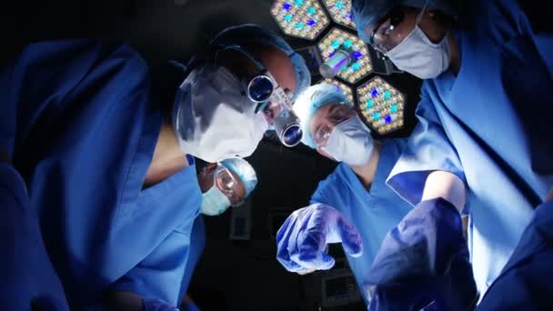 Cirujanos Trabajando Paciente Quirófano Visto Desde Paciente Pov — Vídeos de Stock