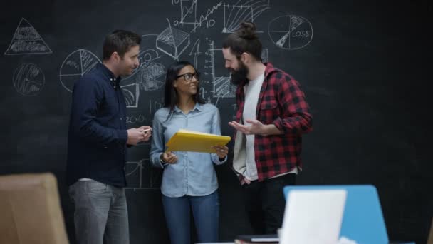 Unga Professionella Team Startup Företag Diskuterar Affärsplan — Stockvideo