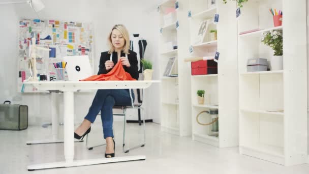 Fashion Designer Her Studio Making Video Call Laptop Computer — Stock Video