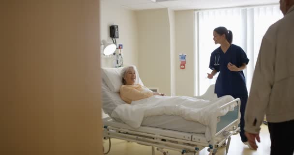 Alegre Pareja Ancianos Hombre Visitando Esposa Hospital — Vídeo de stock