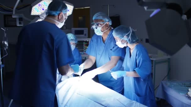 Équipe Chirurgiens Salle Opération Effectuant Une Opération Sur Patient — Video