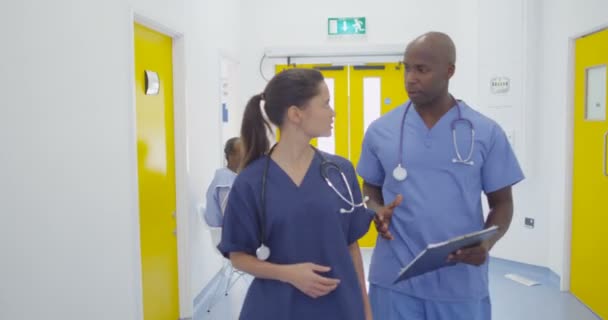 Collègues Joyeux Dans Hôpital Moderne Bavarder Comme Ils Marchent Travers — Video