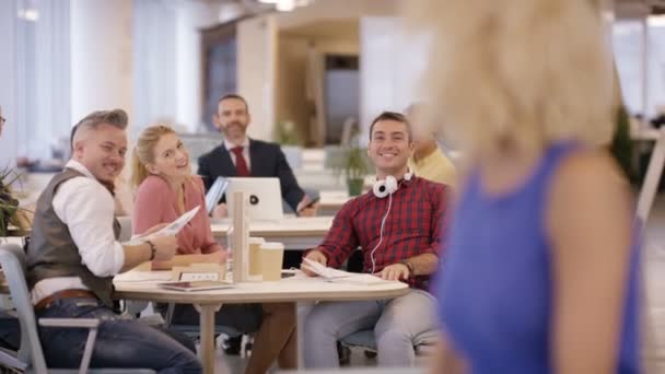 Портрет Усміхненої Бізнес Леді Офісі Персоналом Працює Фоновому Режимі — стокове відео