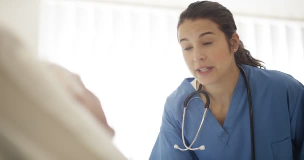Retrato Assistente Médico Amigável Conversando Com Paciente Idoso Sua Cabeceira — Vídeo de Stock