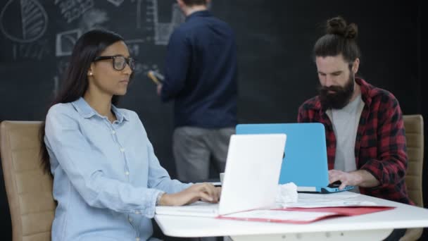 Equipo Young Startup Trabajando Juntos Discutiendo Plan Negocios — Vídeos de Stock