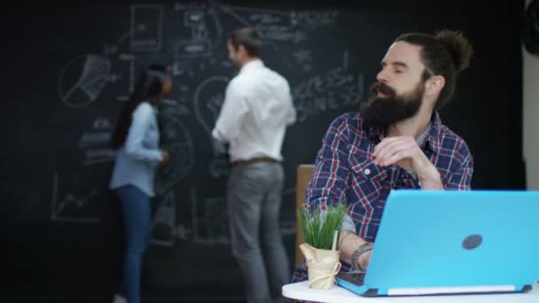 Groupe Jeunes Entrepreneurs Qui Travaillent Réfléchissent Dans Bureau Créatif — Video