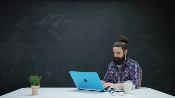 Hipster Man Die Laptop Werkt Kijken Naar Schoolbord Achter Voor — Stockvideo