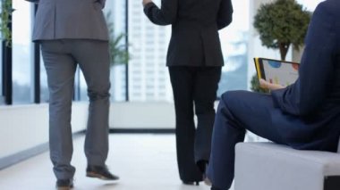 4 k Kurumsal şehir işçiler ofis binası ile yürürken sohbet