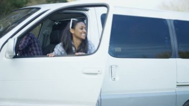 4 k mutlu hipster grup kamp hedefte ulaşması ve kamp minibüsten tırmanmaya