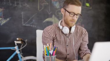 kulaklıklar koyarak ve masasında rahatlatıcı 4 k girişimci işadamı