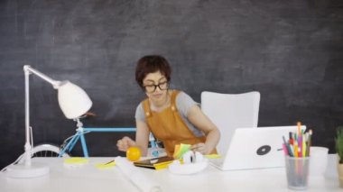 4k işkadını yaratıcı ofiste çalışan ve yapışkan notlar ile beyin fırtınası