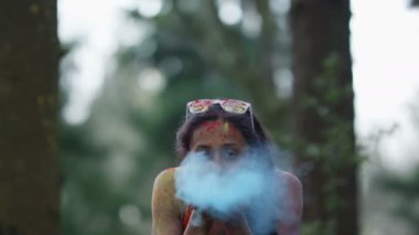 4 k üfleme mutlu kız portre renkli toz hava Festivali haline