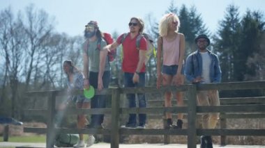 görünümü bir göz atmak Hiking 4 k kaygısız hipster arkadaşlar durdurmak