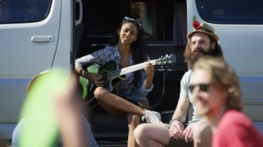 4 k Hipster grubu ile müzik festivali kamp alanında eğleniyor camper van