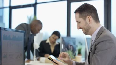 4 k vurguladı işadamı tablet vasıl seyir ve meslektaşları için konuşmaya şehir ofis