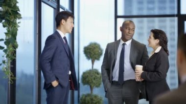 4 k karışık etnik köken iş grubu ayakta pencere ve şehir ofiste sohbet