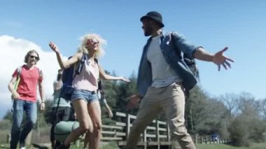 Festival kamp alanında gelen 4 k heyecanlı hipster Grup