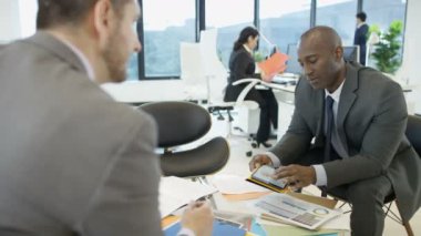 4 k karışık etnik köken kurumsal iş çalışma grubu birlikte şehir ofisi