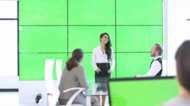 4 k kurumsal iş takım yeşil ekran video duvarın arkasında ile bir toplantıda