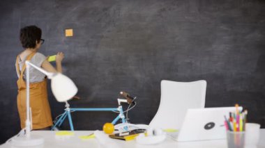 4k işkadını yaratıcı ofiste çalışan ve yapışkan notlar ile beyin fırtınası