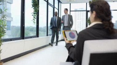 4 k kurumsal iş ekibi şehir ofisinde çalışıyor