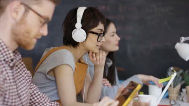 4 k genç grup internet kafe, bilgisayarda görüntülü arama yapma kadın odaklanmak.